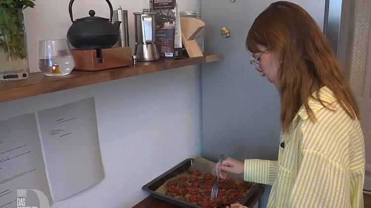 Zur Vorspeise bereitet Lina (27) einen italienischen Tomaten-Brot-Salat ("Panzanella") vor.