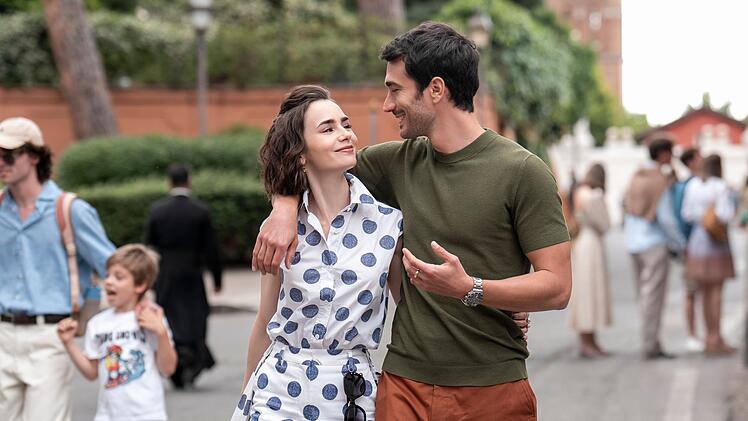 Zwischen Emily (Lily Collins) und Marcello (Eugenio Franceschini) k&ouml;nnte es kaum besser laufen.