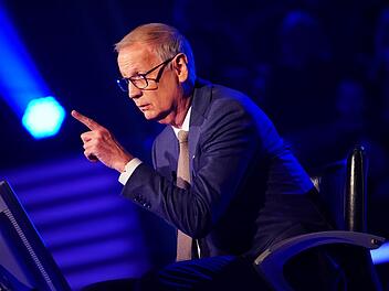 G&uuml;nther Jauch drohte scherzhaft, den Saal r&auml;umen zu lassen.