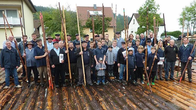 Alt und Jung bilden bei den Wallenfelser Flößern eine starke Gemeinschaft. Die Aufnahme entstand im September 2013. Foto: Gerd Fleischmann
