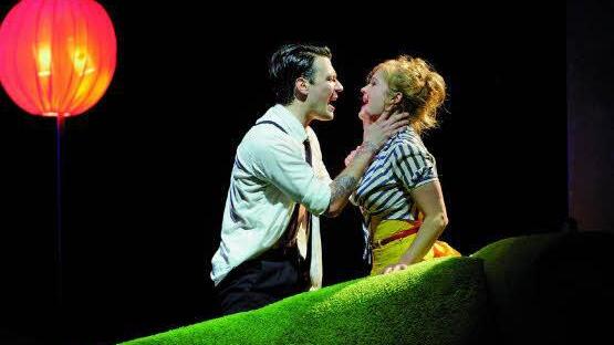 Das Liebespaar, das sich noch finden wird: Olmers (Daniel Seniuk) und Sabinchen (Anna Döing) Fotos: Martin Kaufhold
