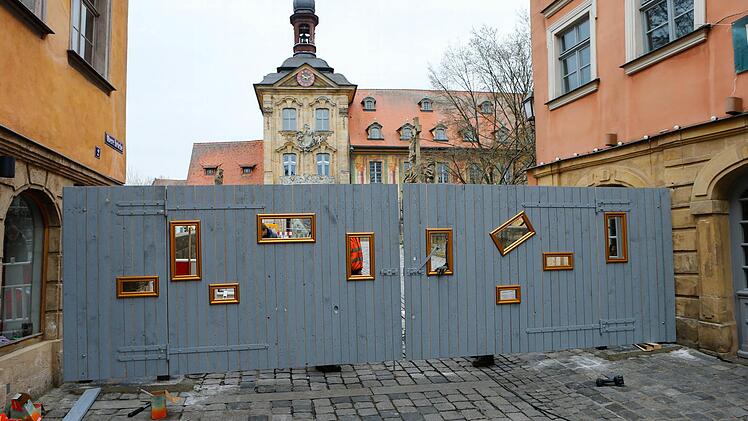 Was wie eine künstlerische Inszenierung aussieht, ist in Wahrheit ein Bauzaun. Bis zum 22. Juli dauert die Sanierung der Oberen Brücke in Bamberg. Tausende von Touristen werden hier nicht weiterkommen.   Foto: Matthias Hoch