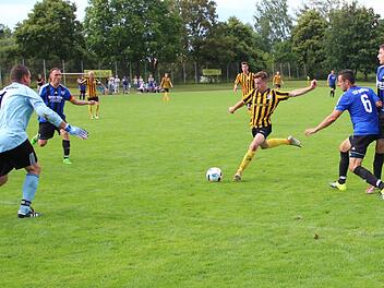 In der 94. Minute fiel doch noch das 1:1 für den TV Königsberg gegen den FC Röthlein/Schwebheim. Philipp Markof (Mitte) kommt frei zum Schuss und behält die Nerven. Gästetorwart Rony Schreiber (links) stellt sich ihm vergeblich in den Weg.