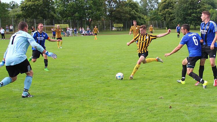 In der 94. Minute fiel doch noch das 1:1 für den TV Königsberg gegen den FC Röthlein/Schwebheim. Philipp Markof (Mitte) kommt frei zum Schuss und behält die Nerven. Gästetorwart Rony Schreiber (links) stellt sich ihm vergeblich in den Weg.