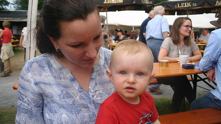 Der j&uuml;ngste "Country Fan" war offensichtlich der 12 Monate alte Niklas Jerg aus Bad Rodach, der zusammen mit seiner Mutter Christiane vor allem das Ponyreiten und das gute Essen genoss. Christiane Jerg, die erstmals das Festival besuchte, zeigte sich &auml;u&szlig;erst positiv &uuml;berrascht wie sch&ouml;ne es auf dem Gel&auml;nde ist. "Ich bin hin und weg, was hier auf die Beine gestellt wurde, auch wenn die Country-Musik nicht unbedingt mein Metier ist."