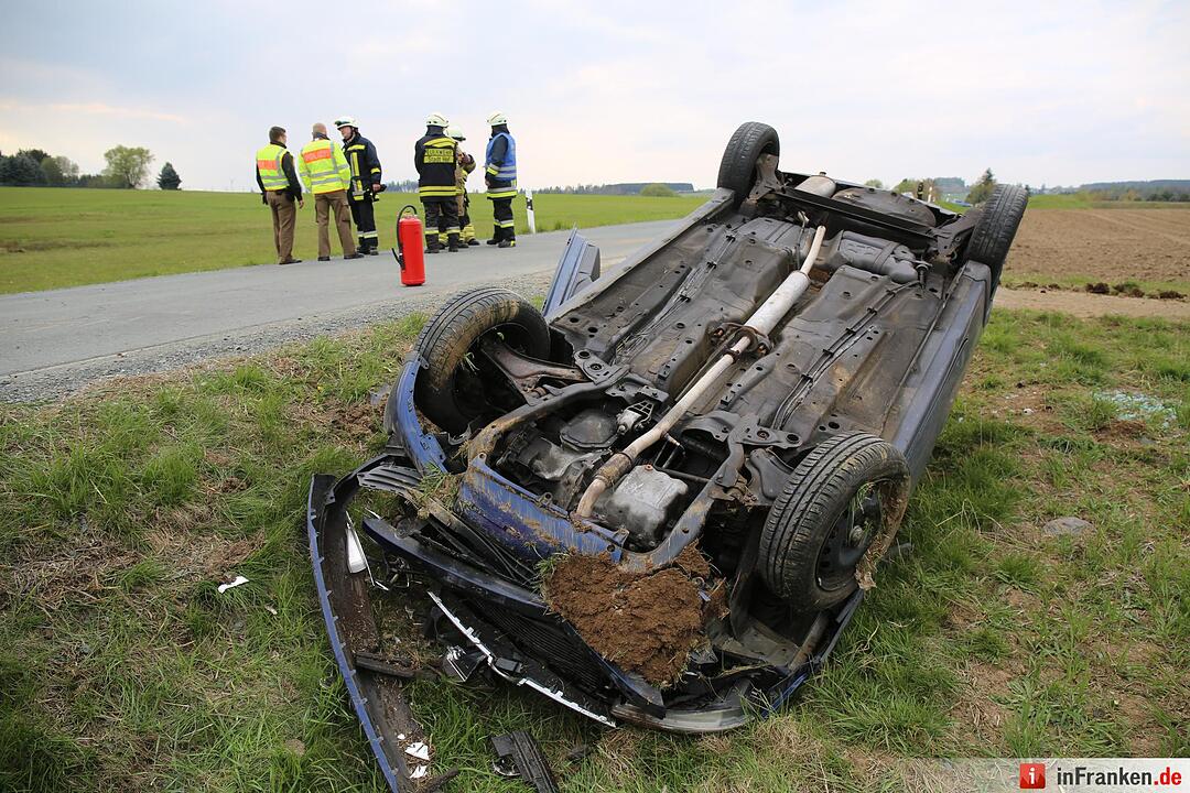 Kreis Hof: Auto überschlägt sich mehrfach und bleibt auf dem Dach liegen