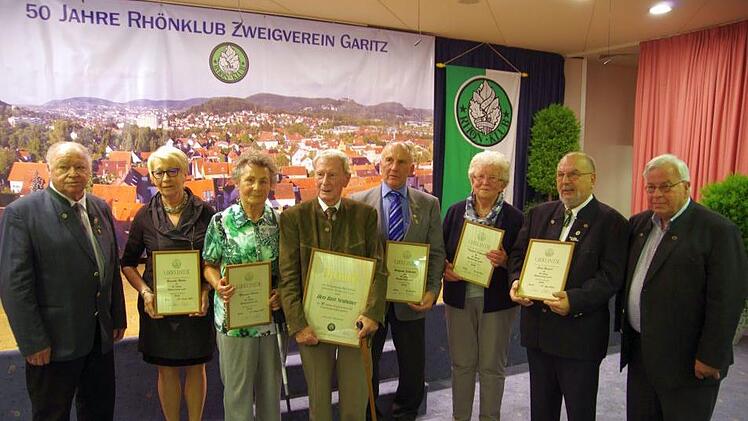 Die Geehrten (von links) Manfred Mußmächer, Roswitha Mattis, Marianne Helmer, Kurt Neubauer, Wolfgang Schneider, Irmgard Schneider und Georg Weippert.  Präsident Jürgen Reinhardt gratuliert. Klaus Werner