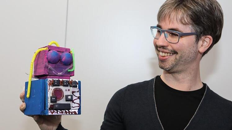 Juror Johannes Michel alias Technik-Michel hat viel Spaß mit diesem niedlichen Modell. Foto: Barbara Herbst