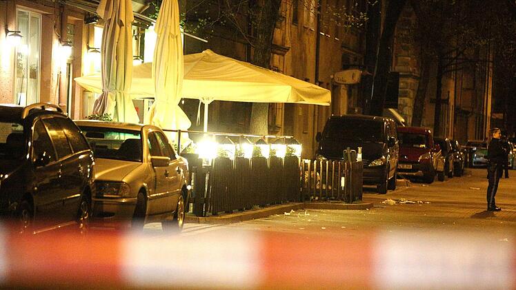 Zwei Männer haben in Nürnberg in Folge eines Streits einen 34-Jährigen sowie zwei Jugendliche mit Messern verletzt. Die Polizei bittet Zeugen um Hinweise zum Hergang der Tat.  Foto: News5/Herse