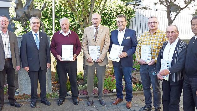 Bei der der katholischen Männergemeinschaft St. Georg Burk erfolgten Ehrungen (v. l.): Zweiter Vorsitzender Johannes Gareus, Vorsitzender Hans Weiß, Leo Schürr, Karl-Heinz Kremer, Manfred Reges, Bernhard Stark, Hans Ackermann, Geistlicher Beirat P...