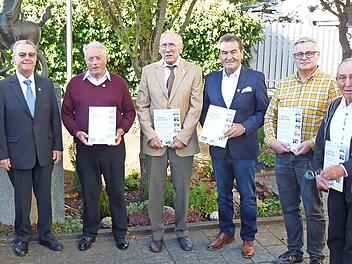 Bei der der katholischen M&auml;nnergemeinschaft St. Georg Burk erfolgten Ehrungen (v.&nbsp;l.): Zweiter Vorsitzender Johannes Gareus, Vorsitzender Hans Wei&szlig;, Leo Sch&uuml;rr, Karl-Heinz Kremer, Manfred Reges, Bernhard Stark, Hans Ackermann, Geistlicher Beirat P...