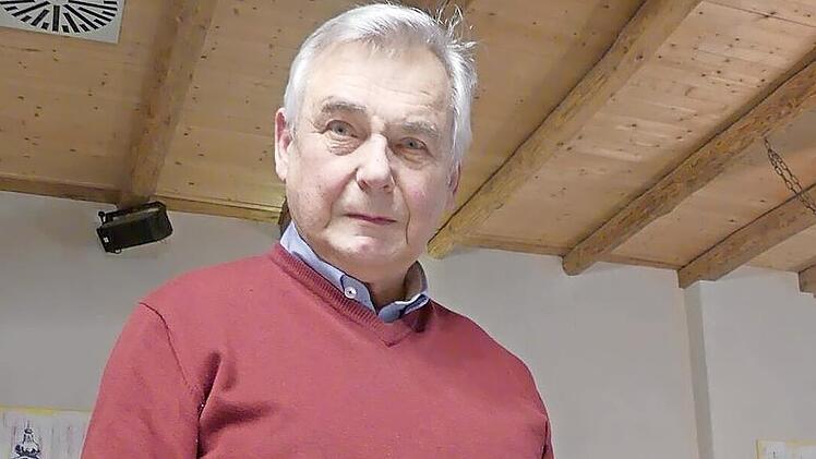 Otto Pröls präsentiert auf der Versammlung die Geldbanderole über 20.000 Mark.