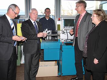 Sparkassendirektor Roland Vogel (von links), stellvertretender Landrat Helmut Fischer, Oberstudienrat Rainer Sagasser, Schulleiter Hans-Jürgen Lichy und Brigitte Glos, Chefin der Arbeitsagenturen Coburg und Bamberg, stellten die 17. Ausbildungsmesse vor. Foto: Gerda Völk