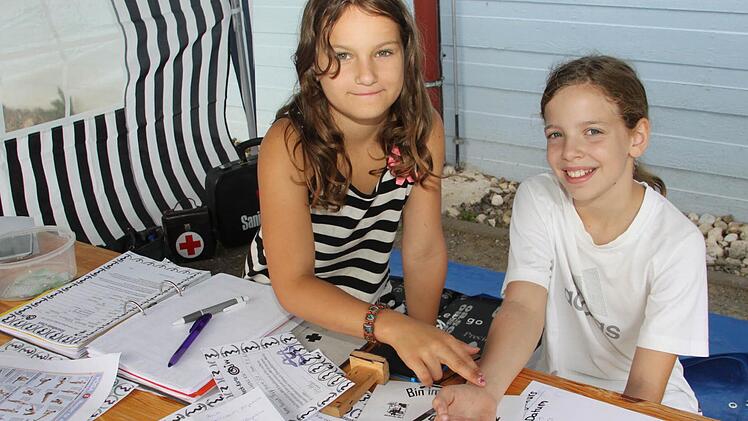 Ärztin Antonia fühlt für den Gesundheitstest den Puls von Hannah.