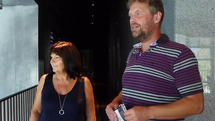 Bürgermeisterin Gertrud Bühl und Kreis-Fachberater Guntram Ulsamer betrachten die Ausstellung im "Granitzentrum Bayerischer Wald", um Schlussfolgerungen für das geplante Sandsteinmuseum in den Haßbergen zu ziehen. Foto: Sabine Meißner