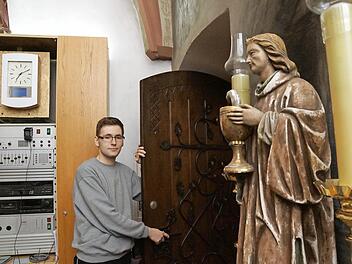 Michael Brendan öffnet die Verbindungstür zwischen der Sakristei und dem Altarraum der Stadtpfarrkirche St. Johannes. Fotos Arkadius Guzy