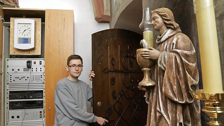 Michael Brendan öffnet die Verbindungstür zwischen der Sakristei und dem Altarraum der Stadtpfarrkirche St. Johannes. Fotos Arkadius Guzy