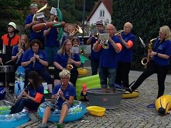 Auf dem Kirchplatz spielte die Spirkenländer Blasmusik den Astra-Marsch und erfüllte damit die Auflagen des Cold-Water-Challenge, zu dem sie der Musikverein Oerlenbach nominiert hatte. Foto: Stefan Geiger