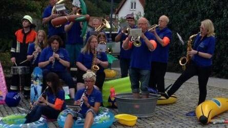 Auf dem Kirchplatz spielte die Spirkenländer Blasmusik den Astra-Marsch und erfüllte damit die Auflagen des Cold-Water-Challenge, zu dem sie der Musikverein Oerlenbach nominiert hatte. Foto: Stefan Geiger