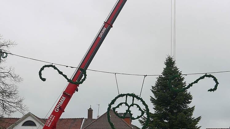 Aufstellung des Neustadter Weihnachtsbaumes Foto: Berthold Köhler