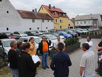 Vertreter der beteiligten Firmen und der Versorgungsunternehmen besprachen am Donnerstag mit planendem Ingenieur Robert Ruß den Ablauf der Bauarbeiten am Vogelseck-Parkplatz. Foto: Andreas Dorsch