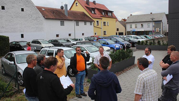 Vertreter der beteiligten Firmen und der Versorgungsunternehmen besprachen am Donnerstag mit planendem Ingenieur Robert Ruß den Ablauf der Bauarbeiten am Vogelseck-Parkplatz. Foto: Andreas Dorsch