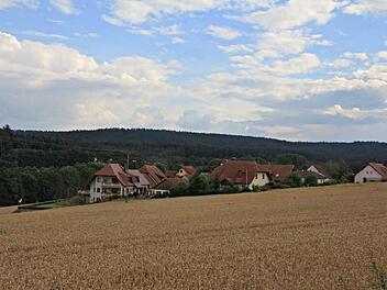 Über dem Wald im Hintergrund von Eichelberg würden die 230 Meter hohen Windräder weit in den Himmel ragen, so sie gebaut würden. Das sehen die Eichelberger als eine Beeinträchtigung ihrerseits.  Fotos: Helmut Will