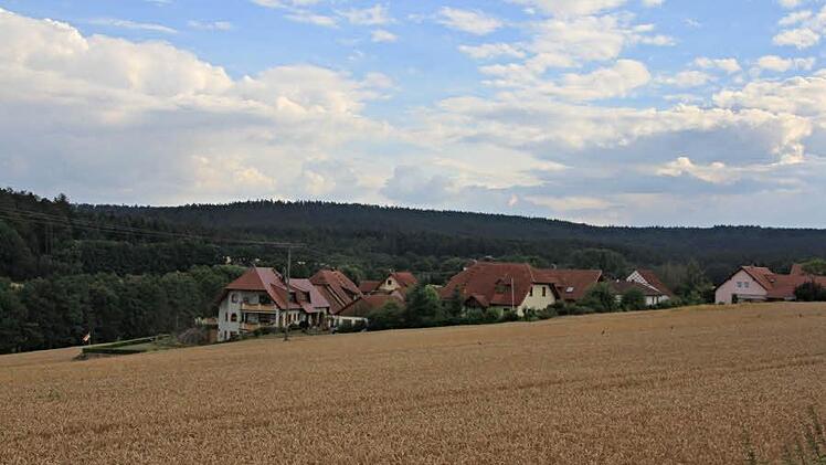 Über dem Wald im Hintergrund von Eichelberg würden die 230 Meter hohen Windräder weit in den Himmel ragen, so sie gebaut würden. Das sehen die Eichelberger als eine Beeinträchtigung ihrerseits.  Fotos: Helmut Will