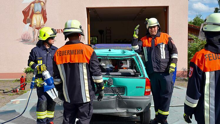 Daniel Lang (2. von rechts) von der Freiwilligen Feuerwehr Lauter war in die Rolle des Ausbilders geschlüpft. Immer wieder unterbricht er die Übung, um auf Besonderheiten hinzuwiesen. Foto: Kathrin Kupka-Hahn