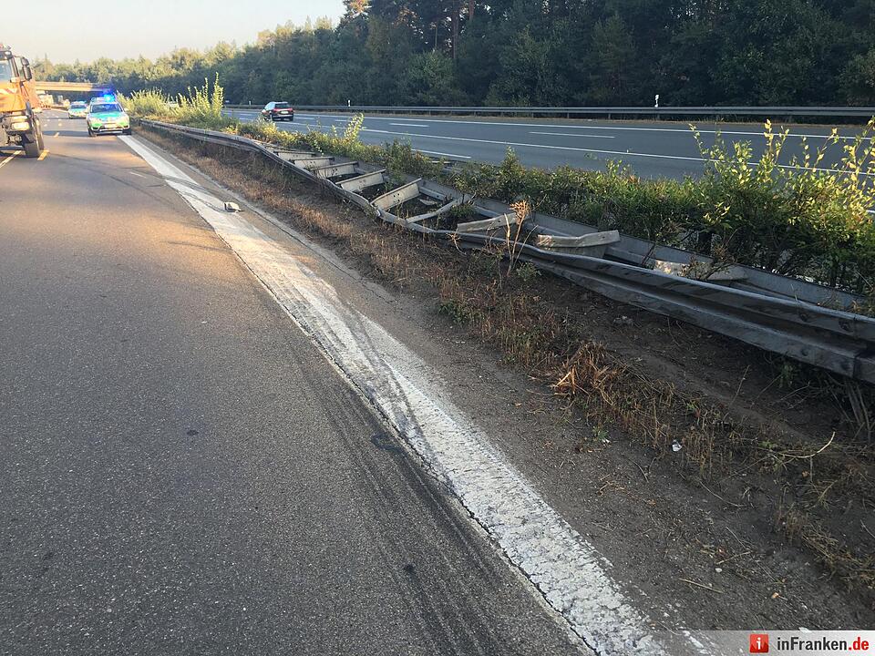 Sattelzug kippt in Baustellenbereich bei Nürnberg um