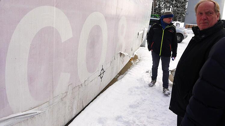 Sämtliche neuen Windkraftanlagen im Landkreis Coburg werden durchnummeriert. Die Anlage III im "Bürgerwald" heißt demnach "CO 8". Foto: Berthold Köhler