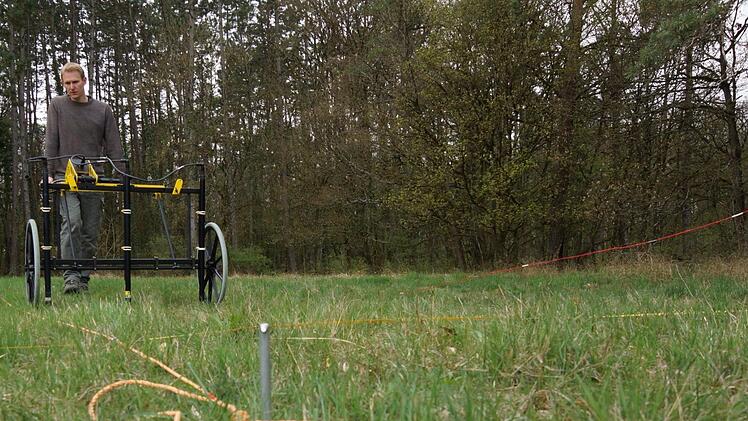 Im Frühjahr untersuchte Nils Ostermeier auf abgemessenen Bahnen mit einem Magnetometer, was sich  im Boden versteckt.Foto: Archiv/Arkadius Guzy