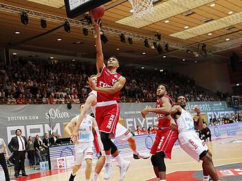 Maodo Lo (beim Korbleger) war im Hinspiel in Würzburg mit 16 Punkten bester Bamberger. Hier setzt er sich gegen den Liga-Topscorer Robin Benzing durch, der Ende September auf 23 Zähler kam. Foto: Daniel Löb