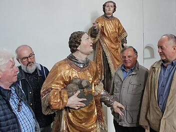 Mesner Manfred Fausten, Michael Koller vom Kulturreferat der Diözese, Kirchenpfleger Albert Kuhn und Pfarrer Rudolf Theiler (von links) nehmen die Rückkehrer, die Figuren der Heiligen Stephanus und Laurentius, in Augenschein.Eckehard Kiesewetter