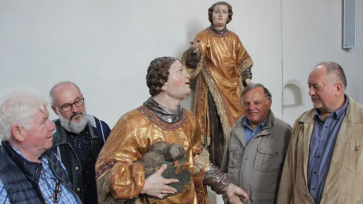 Mesner Manfred Fausten, Michael Koller vom Kulturreferat der Diözese, Kirchenpfleger Albert Kuhn und Pfarrer Rudolf Theiler (von links) nehmen die Rückkehrer, die Figuren der Heiligen Stephanus und Laurentius, in Augenschein.Eckehard Kiesewetter