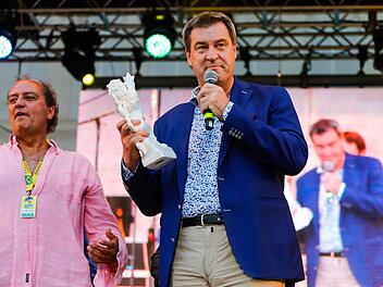 Ministerpräsident Markus Söder (rechts) nutzte die Eröffnung, um Sambaco-Chef Rolf Beyersdorf den Preis zu überreichen.Matthias Hoch