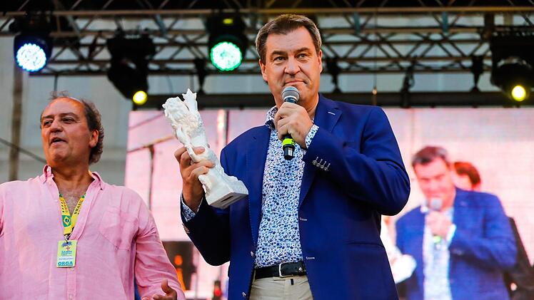 Ministerpräsident Markus Söder (rechts) nutzte die Eröffnung, um Sambaco-Chef Rolf Beyersdorf den Preis zu überreichen.Matthias Hoch
