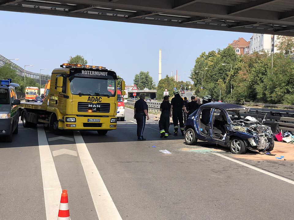 A73 in Nürnberg: Geisterfahrer stößt frontal mit Reisebus zusammen