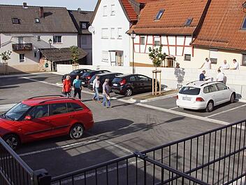 23 neue Stellplätze entstanden auf dem Altstadtparkplatz in Eltmann. Der Bauausschuss traf sich dort zur Bauabnahme. Foto: Sabine Weinbeer