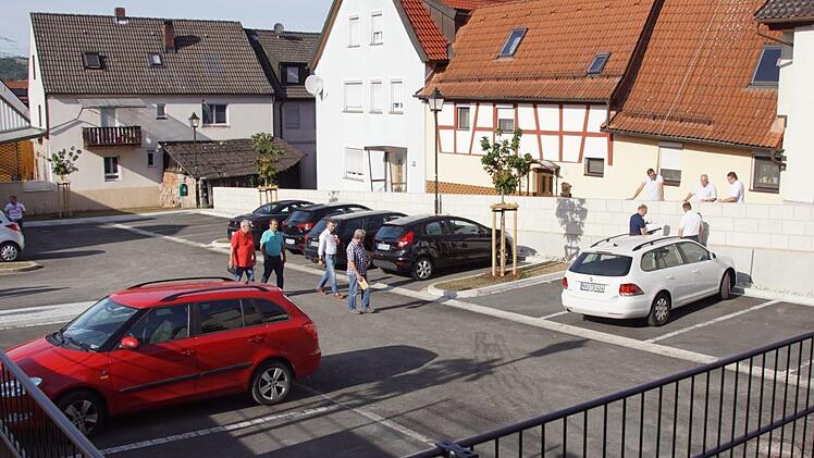 23 neue Stellplätze entstanden auf dem Altstadtparkplatz in Eltmann. Der Bauausschuss traf sich dort zur Bauabnahme. Foto: Sabine Weinbeer