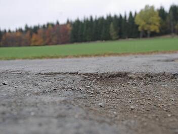 Im Zuge des Wasserleitungsbaues soll die löchrige Gemeindeverbindungsstraße Trebesberg neu asphaltiert werden. Foto: Marco Meißner