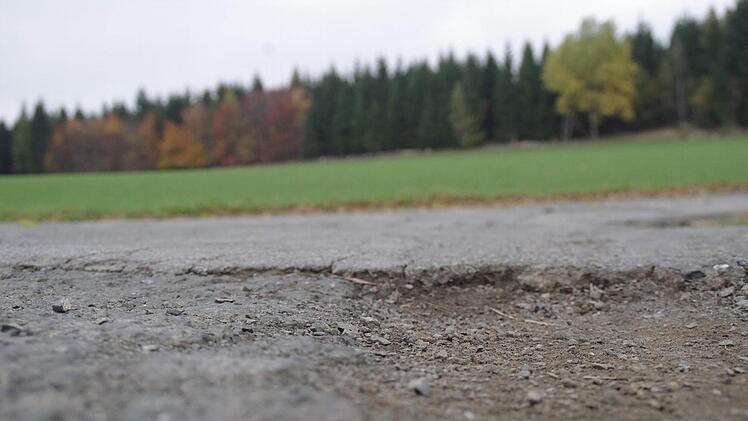 Im Zuge des Wasserleitungsbaues soll die löchrige Gemeindeverbindungsstraße Trebesberg neu asphaltiert werden. Foto: Marco Meißner