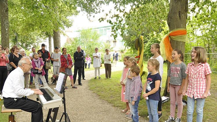 Das Interesse an ansprechendem Chorgesang scheint noch ungebrochen zu sein, was sich an den vielen Gästen im Kurpark zeigte. Peter Klopf