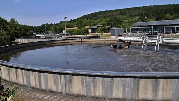 In Ebern fallen Jahr f&uuml;r Jahr zwischen 190&nbsp;000 und 210&nbsp;000 Tonnen Kl&auml;rschlamm-Trockenmasse an. Unser Bild zeigt das Eberner Kl&auml;rbecken.