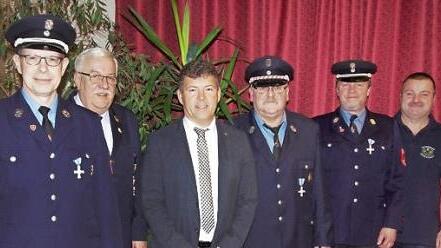 Bei der Ehrung (von links): 2. Kommandant Christian Fößel, Kreisbrandrat Bernhard Ziegmann, Bürgermeister Carsten Joneitis, Vorsitzender Erhard Müller, Kommandant Bruno Körber, 2. Vorsitzender Stefan Gehring Foto: privat
