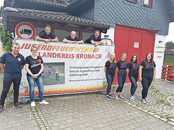 Die Jugendfeuerwehr Nurn kann auf 20 Jahre zurückblicken. Auf dem Bild von links: der stellvertretende Jugendwart Nico Ströhlein, die ehemalige Jugendwartin Julia Greser, Feuerwehr-Vorsitzender Lukas Deuerling, Kommandant Jörg Greser, der ehemalige Jugendwart Markus Merkl sowie ein Teil der weiblichen Mitglieder mit Sandy Förtsch, Marie Sesselmann, Luisa Förtsch und Jugendwartin Lea Burger  Foto: Hans Franz