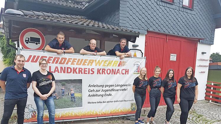 Die Jugendfeuerwehr Nurn kann auf 20 Jahre zurückblicken. Auf dem Bild von links: der stellvertretende Jugendwart Nico Ströhlein, die ehemalige Jugendwartin Julia Greser, Feuerwehr-Vorsitzender Lukas Deuerling, Kommandant Jörg Greser, der ehemalige Jugendwart Markus Merkl sowie ein Teil der weiblichen Mitglieder mit Sandy Förtsch, Marie Sesselmann, Luisa Förtsch und Jugendwartin Lea Burger  Foto: Hans Franz