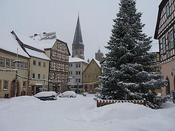 Tief verschneit war der Marktplatz am 1. Weihnachtsfeiertag 2010. Foto: Heike Beudert