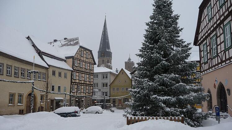 Tief verschneit war der Marktplatz am 1. Weihnachtsfeiertag 2010. Foto: Heike Beudert