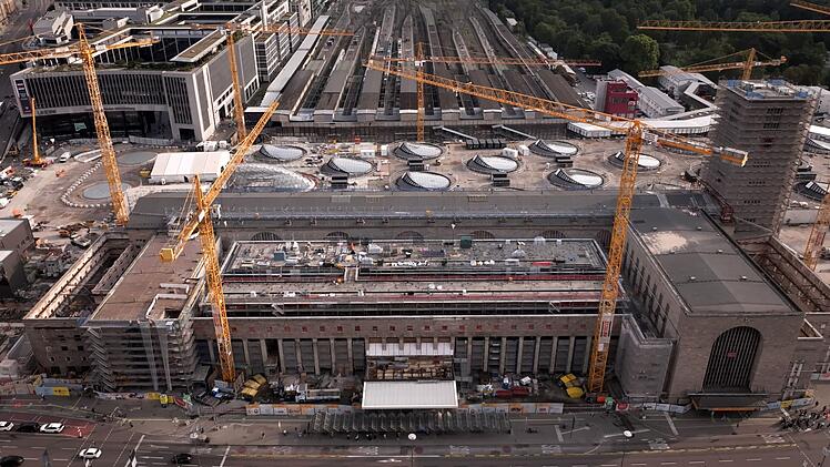 "Stuttgart 21" ist eine "unendliche Geschichte". 2010 war Baustart, die Er&ouml;ffnung sollte urspr&uuml;nfglich 2019 stattfinden. Aktuelle Hoffnung: 2031.